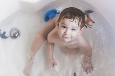 Genç çocuk 2 banyo