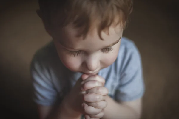 Niedlicher kleiner Junge betet — Stockfoto