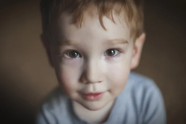 Close-up van portret van een schattige jonge jongen — Stockfoto