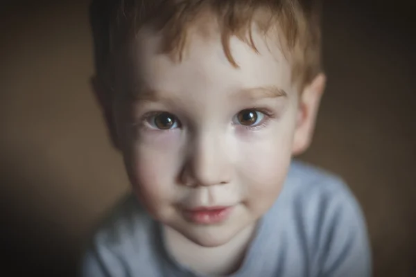 Gros plan Portrait d'un jeune garçon mignon — Photo