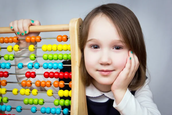 Fiatal lány látszó-on fényképezőgép abacus. — Stock Fotó