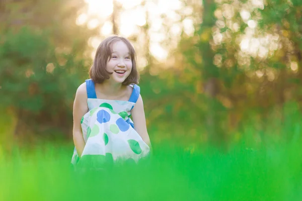 Una hermosa joven en el bosque sonriendo — Foto de Stock