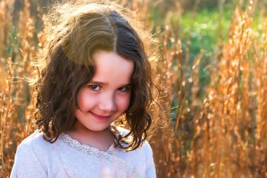 Alan gülümseyen içinde güzel genç kız portresi