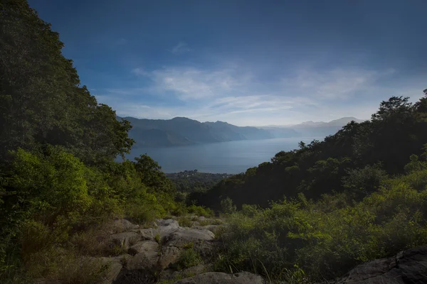 Utsikt över sjön Atitlan från San Pedro vulkanen i Guatemala — Stockfoto