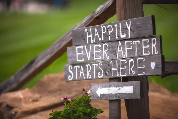 Šťastně někdy po zde začíná znamení na svatbě stodola země — Stock fotografie