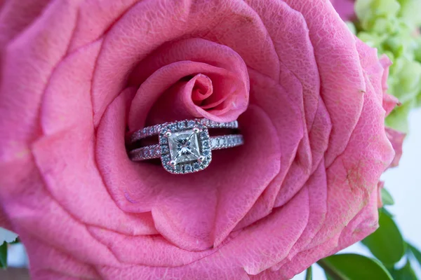 Obrączki ślubne w różowych róż Obrazek Stockowy