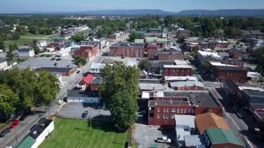 Charles Town, Batı Virginia 'nın çarpıcı hava hızlandırıcı manzaraları, bereketli manzaraları, büyüleyici mahalleleri ve yaz aylarındaki hareketli toplum yaşamını gözler önüne seriyor..