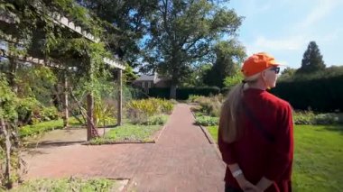 Winchester, Virginia 'daki Shenandoah Müzesi' ndeki güzel bahçeleri ziyaret edin. Bulutlu bir günde yemyeşil ve manzaralı yollarda yürümenin tadını çıkar..