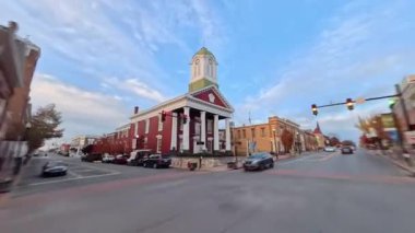 Charles Town şehir merkezinde güzel bir hiperhız yolculuğu yaşayın. Adliye binası ve yerel halk eğlenceleri gibi simgeler sergileniyor..