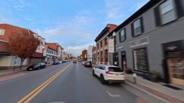 Charles Town, Batı Virginia 'nın büyüleyici caddelerinde ilerlerken bu küçük kasabada tarihi binalar ve yerel işletmeler sergileniyor..