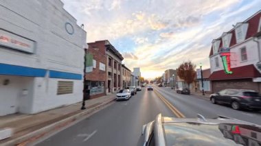Charles Town, Batı Virginia 'nın büyüleyici sokaklarını keşfedin, şehir merkezindeki binaları ve günbatımında bu tarihi topluluğun güzelliğini gösterin..
