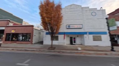 Charles Town, Batı Virginia 'nın tarihi caddelerinde ilerlerken, bu Appalachian kasabasında eşsiz binalar ve hayat dolu toplum yaşamını sergiliyoruz..