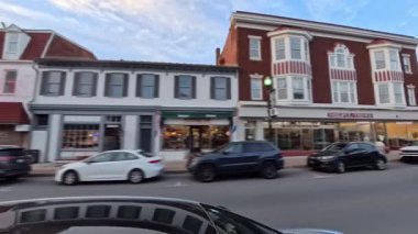 Büyüleyici Charles Town 'dan geçerken, Batı Virginia' nın göbeğindeki bu küçük kasabada yerel binalar ve zengin tarihler keşfettim..