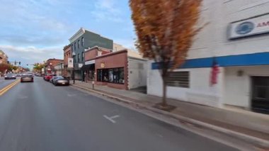 Charles Town, Batı Virginia 'nın zengin tarihini ve hareketli toplumunu keşfedin. Şehir merkezindeki yerel mağazalarla dolu resimli şehir merkezinden geçerken....