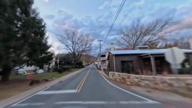 Sperryville Virginia 'nın büyüleyici sokaklarını keşfedin, tarihi binalar ve sakin bir sürüş deneyimi olan restoranları davet edin..