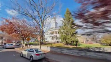 Tarihi Sherpherdstown, Batı Virginia 'dan geçen araç plakası şehir merkezindeki binaları ve restoranları gösteriyor..