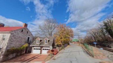 Tarihi Sherpherdstown, Batı Virginia 'dan geçen araç plakası şehir merkezindeki binaları ve restoranları gösteriyor..