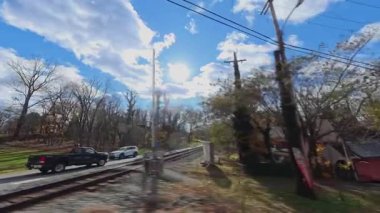 Tarihi Sherpherdstown, Batı Virginia 'dan geçen araç plakası şehir merkezindeki binaları ve restoranları gösteriyor..