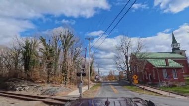 Tarihi Sherpherdstown, Batı Virginia 'dan geçen araç plakası şehir merkezindeki binaları ve restoranları gösteriyor..