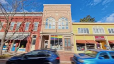 Tarihi Sherpherdstown, Batı Virginia 'dan geçen araç plakası şehir merkezindeki binaları ve restoranları gösteriyor..