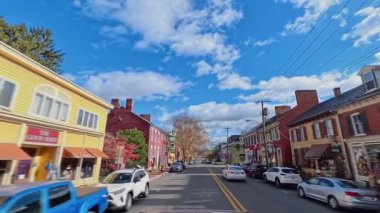 Tarihi Sherpherdstown, Batı Virginia 'dan geçen araç plakası şehir merkezindeki binaları ve restoranları gösteriyor..