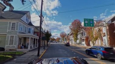 Martinsburg, Batı Virginia 'da temiz gökyüzünün altında güzel ağaçlar ve büyüleyici binalar olan bir araba düşünün..