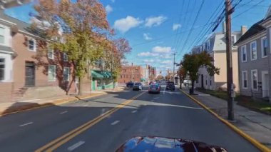 Martinsburg Batı Virginia 'da gezintiye çıkın. Açık mavi bir gökyüzü altında, tarihi evleri ve sonbaharın canlı renklerini sergileyin..