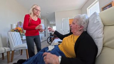 Yaşlı bir kadın ve kızı, huzurevini ziyaret ederken samimi bir konuşma yapıyorlar..