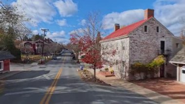 Shepherdstown, Batı Virginia, ABD - 11112025: Shepherdstown 'da gezmek zengin tarihini ve Batı Virginia Appalachian bölgesindeki güzel sonbahar manzarasını gözler önüne seriyor.