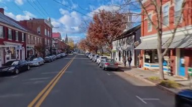 Shepherdstown, Batı Virginia, ABD - 11112025: Büyüleyici Shepherdstown kasabasından geçerken, bu Appalachian mücevherindeki tarihi binaların ve güzel manzaranın tadını çıkarın..