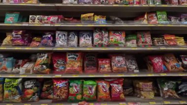 Winchester VA, ABD - 11 28 2025: Renkli koridorlar ve çeşitli ürünler yakalayan büyük bir markette alışverişin dinamik bir aşırı hızına tanık olun.