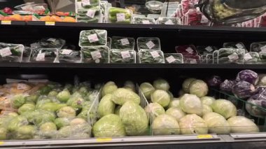 Winchester VA, ABD - 11 28 2025: Geniş bir markette alışveriş yaparken renkli meyve ve sebzelerin hızlı bir görüntüsünü deneyin.