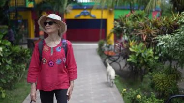 Olgun bir kadın Altagracia 'nın renkli sokaklarında yürüyor, Ometepe Adası' nın bereketli manzarasının ve yerel atmosferinin tadını çıkarıyor..