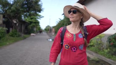 Olgun bir kadın, Ometepe Adası 'ndaki canlı Altagracia kasabasında gezer, bereketli bir çevre ve yerel hayatı tecrübe eder..