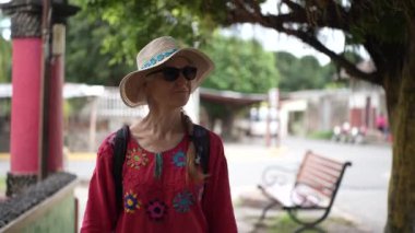 Olgun bir kadın Nikaragua 'daki Ometepe Adası manzarası ve seslerinin tadını çıkararak Altagracia' nın büyüleyici sokaklarında geziniyor..