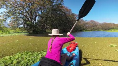 Olgun bir kadın, bereketli doğa ve vahşi yaşamla çevrili Ometepe Adası 'ndaki huzurlu Riolstian bataklığında kano sürmekten zevk alır..
