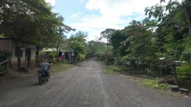 Nikaragua 'daki Ometepe Adası' nın bereketli yeşillik ve Kosta Rika yakınlarındaki sakin manzaralarla çevrili resimli toprak yollarını keşfedin..