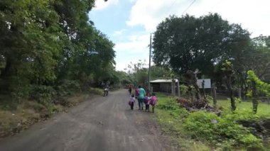 Ometepe, Nikaragua - 02 05 2025: Bu güzel adada Ometepe Adası, Nikaragua 'da yerel çocukları, canlı doğayı ve kırsal yaşamı gösteren yolları keşfedin.