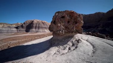 Olgun kadın Petrified Forest Ulusal Parkı 'nın Mavi Mesa' sında yürüyüş yapmayı, ilginç kaya oluşumlarını ve manzarayı gözlemlemeyi seviyor..