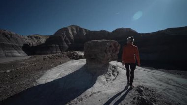 Olgun bir kadın Arizona 'daki Taşlaşmış Orman Ulusal Parkı' nda Mavi Mesa patikaları boyunca yürüyüş yapar..