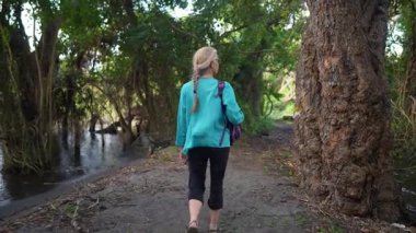 Olgun bir kadın Nikaragua 'daki Ometepe Adası' ndaki Charco Verde Parkı 'nı keşfederken doğal çevrenin ve orman patikalarının tadını çıkarıyor.
