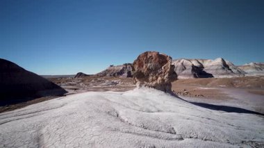 Olgun bir kadın, Arizona 'nın doğal manzarasının tadını çıkarırken Petrified Forest Ulusal Parkı' ndaki Mavi Mesa bölgesini keşfediyor..