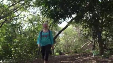 Olgun bir kadın Nikaragua 'daki Ometepe Adası' ndaki Charco Verde Parkı 'nda orman çevresini keşfediyor..