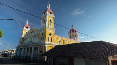 Sömürge Granada, Nikaragua, renkli binaları, yerel aktiviteleri ve bölgenin kültürel atmosferini gözlemleyerek yürüyün