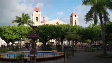 Granada Nikaragua 'daki koloni binalarını ve hareketli plazaları keşfedin. Şehrin canlı atmosferinin tadını çıkaran insanlarla dolu..