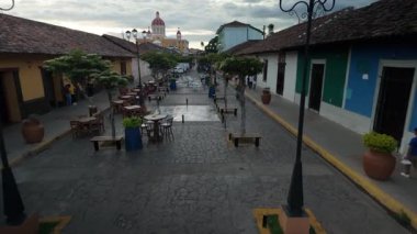 Gündüz vakti Granada Nikaragua 'da renkli binalar ve yerel etkinliklerle sömürge sokaklarında yürümenin keyfini çıkarın..