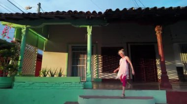 Olgun bir kadın, renkli binaları gözlemleyerek ve Orta Amerika 'nın yerel atmosferini içine alarak koloni Granada Nikaragua' sında yürüyor..