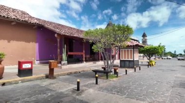 Canlı binaları, yerel dükkanları ve Kosta Rika yakınlarındaki Orta Amerika sokaklarında yürüyen insanlarla dolu sömürgeci Granada Nikaragua 'yı keşfedin..