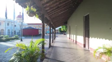 Granada Nikaragua sokaklarında dolaşın ve Orta Amerika 'daki sömürge binalarını, yerel dükkanları ve hareketli çevreyi görün..