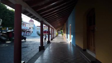 Koloni Granada Nikaragua 'sında yürürken Orta Amerika' da Kosta Rika yakınlarında renkli mimari ve işlek caddeler görülüyor..